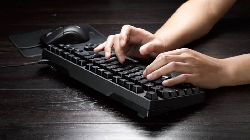 Klawiatura CM Storm NovaTouch TKL – szybka, ergonomiczna i precyzyjna.