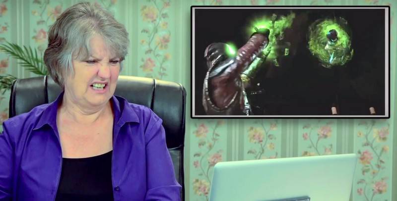 Seniorzy oglądają zbiór fatality z Mortal Kombat X
