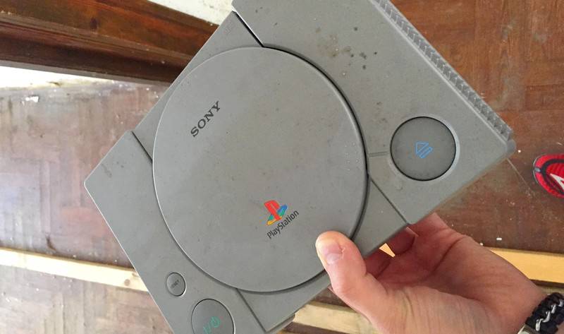 PlayStation odnalezione wśród gruzów - konsola przetrwała 14 lat i wciąż działa!