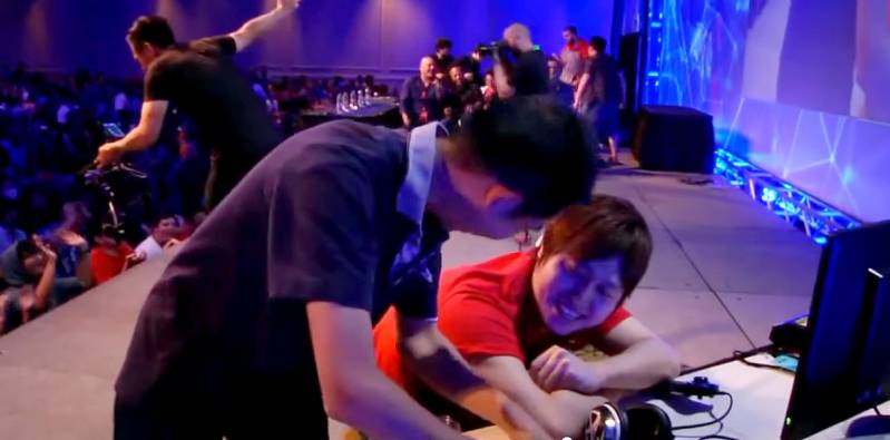Cieszył się zanim wygrał walkę, kara przyszła szybko – Najlepszy moment EVO 2015?