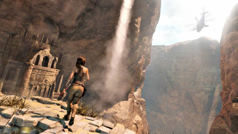 Lara skrada się w nowym gameplayu z Tomb Raidera