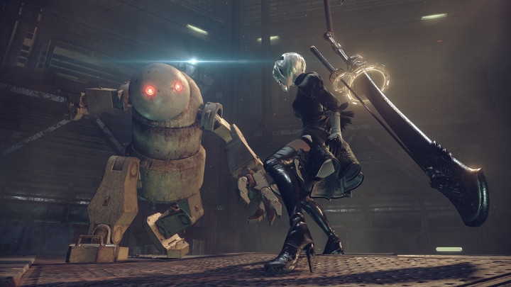 NieR Automata i dwa krótkie materiały wideo z rozgrywki.