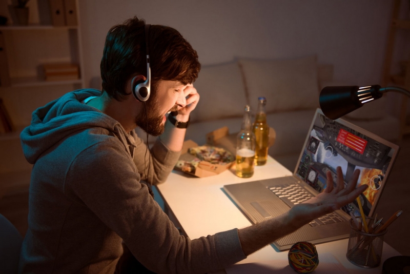 Łatwy sposób na gamer room – wystarczy biurko i laptop do 3000