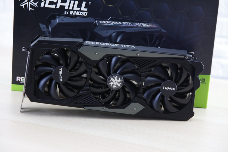 Inno3D RTX 4070 iChill X3 pod lupą